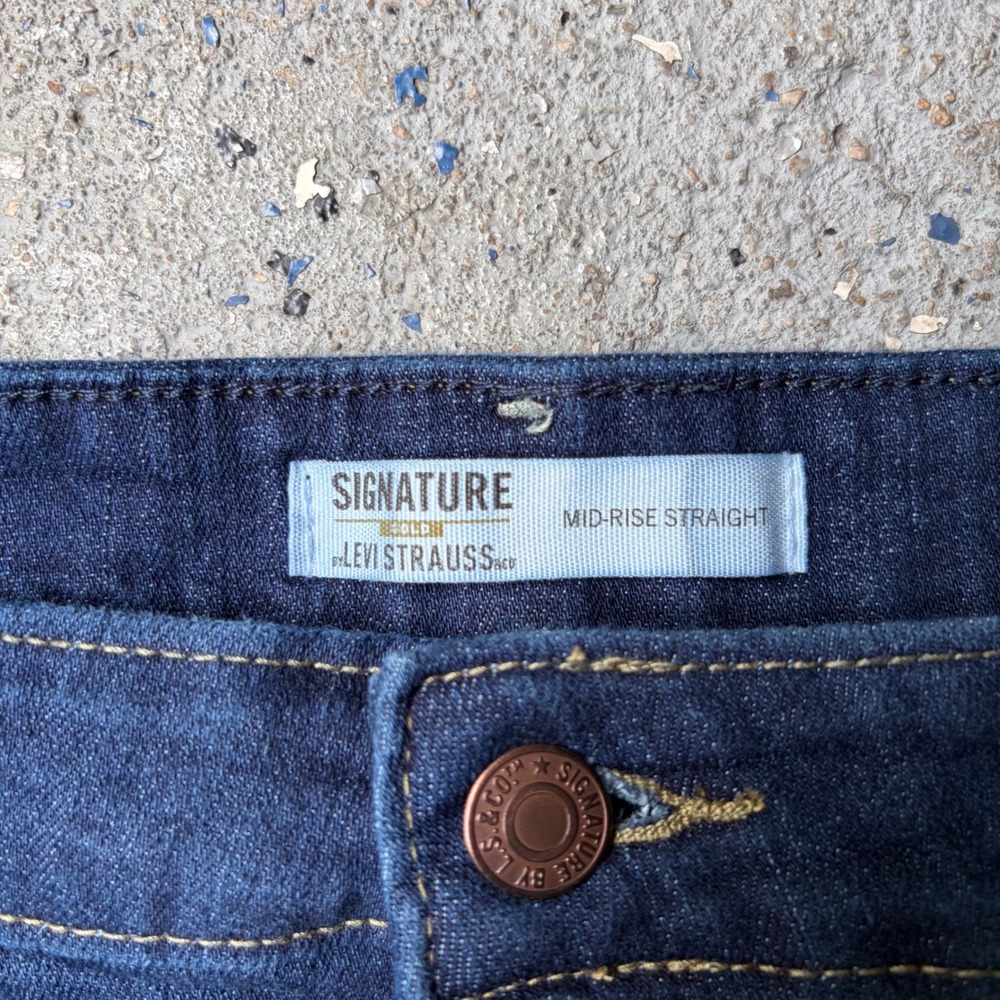 Signature by Levi Strauss & Co Womens Mid-Rise Straight Leg Jeans Dark Wash 18M - Picture 3 of 5